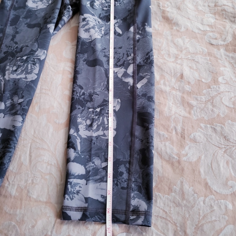 Old Navy Active Floral Mid-rise Fitted Crops - Picture 6 of 7